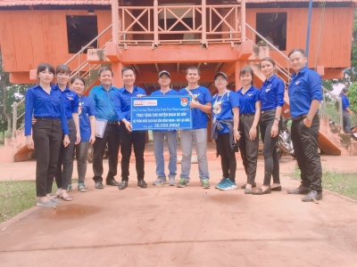 Đại diện nhóm Lacha Team tặng hệ thống nước sạch cho Huyện Đoàn Bù Đốp trao lại cho thôn Thiện Cư