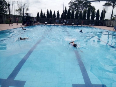 Các em thanh thiếu nhi tham gia tranh tài tại giải bơi lội