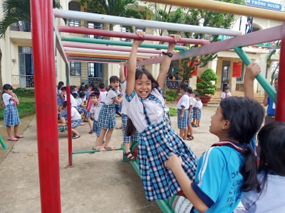 Học sinh hòa hứng tại Công trình thanh niên - Khu vui chơi cho thiếu nhi tại trường Tiểu học Thanh Bình B
