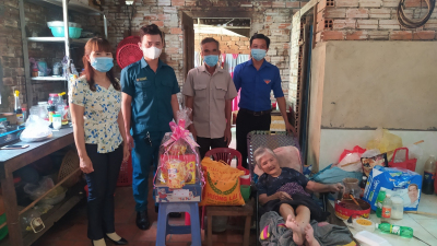 Tặng quà Vợ liệt sỹ Đặng Thị Cẩn tại Thị Trấn Thanh Bình