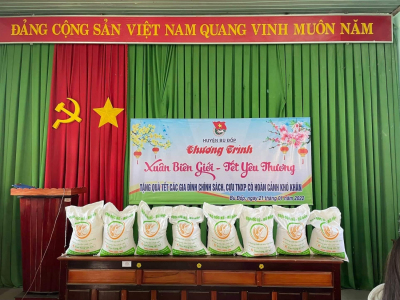 Huyện Đoàn Bù Đốp tổ chức trao tặng quà cho cựu Thanh niên xung phong có hoàn cảnh khó khăn nhân dịp kỷ niệm 92 năm Ngày thành lập Đảng Cộng sản Việt Nam (3/2/1930 - 3/2/2022).