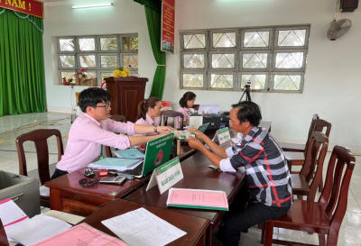 Ngân hàng chính sách xã hội thực hiện giải ngân nguồn vốn để người dân phát triển sản xuất trên địa bàn xã Thanh Hoà.