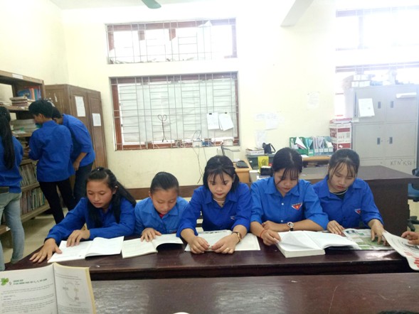 Đoàn viên sinh trường THTP  Thanh Hòa huyện Bù Đốp đọc sách báo tại giờ ra chơi​​​​​​​