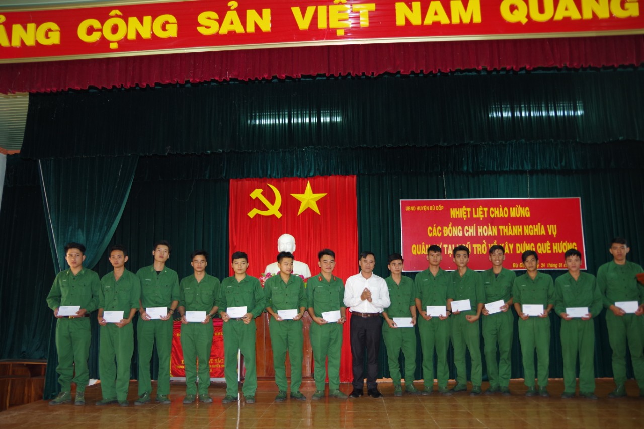 Đồng chí Hồ Bá Toàn - Bí thư Huyện Đoàn tặng quà cho các thanh niên hoàn thành NVQS