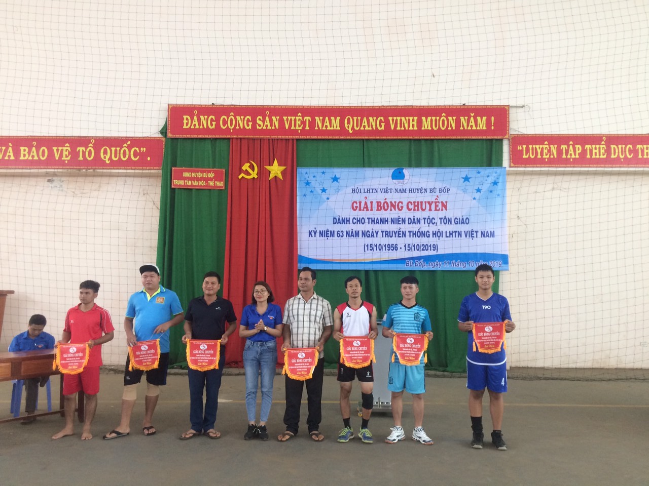 Đ/c Võ Thị Vượng - PCT UB Hội LHTN Việt Nam huyện trao cờ lưu niệm cho các đội bóng