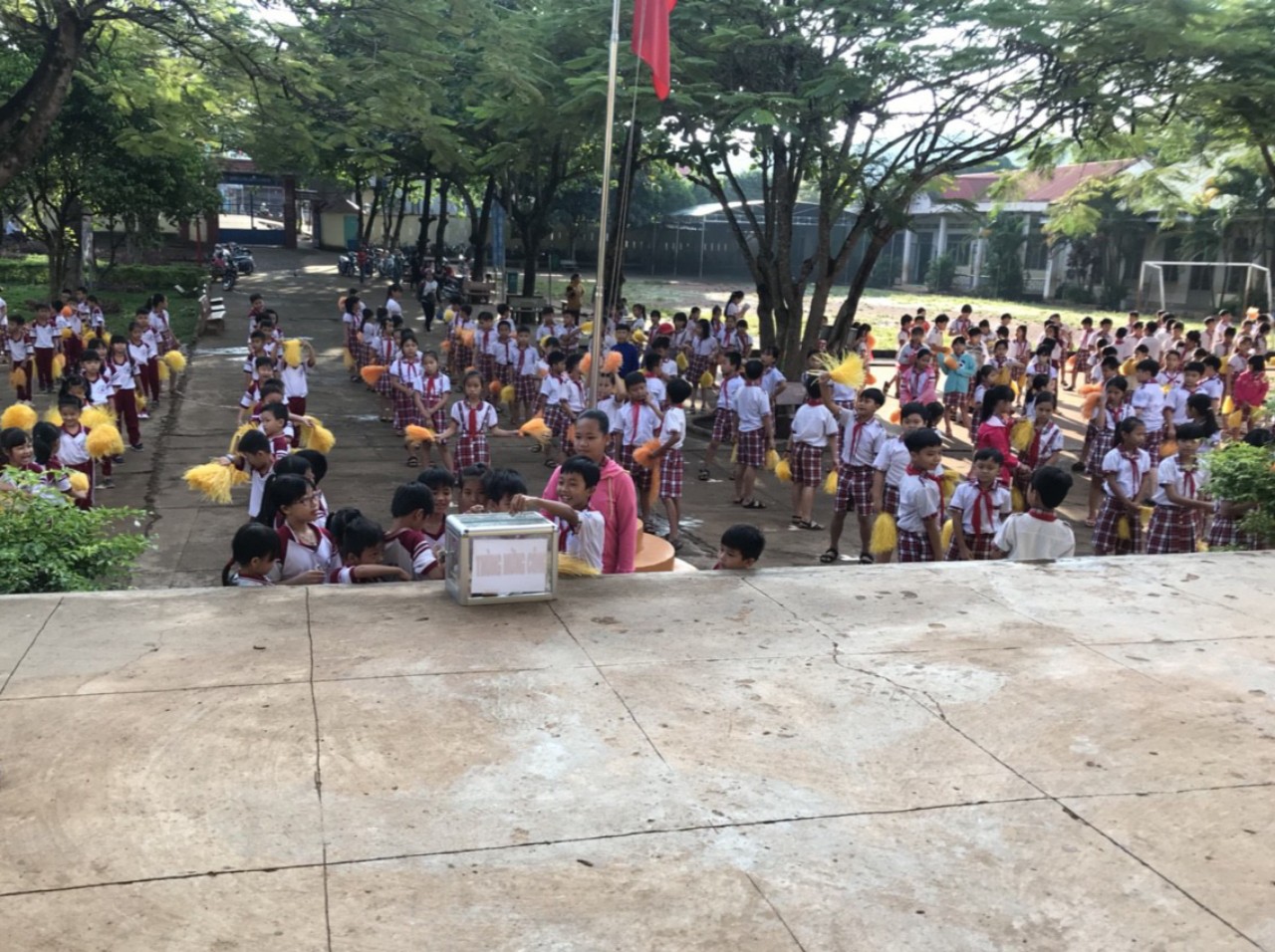 Các em học sinh Trường tiểu học Thiện Hưng A tham gia ủng hộ chương trình