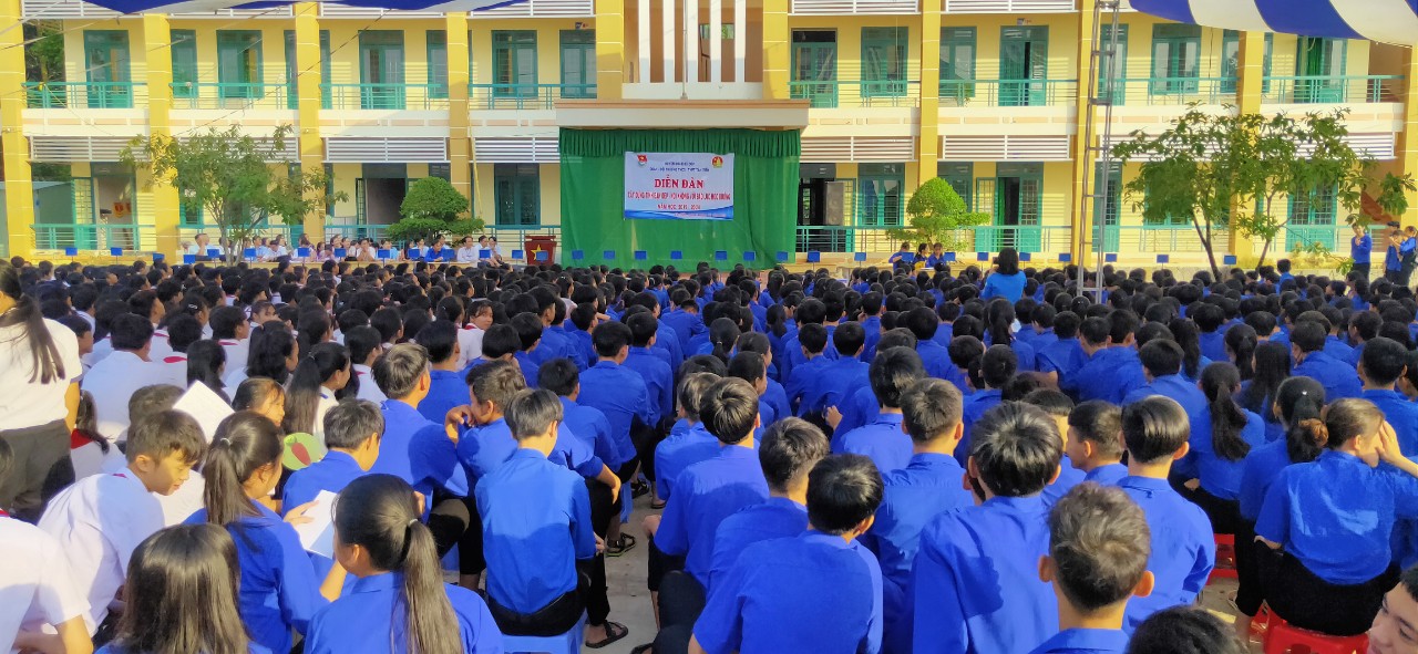 toàn cảnh diễn đàn tuyên truyền về phòng chống bạo lực học đường tại trường THCS-THPT Tân Tiến, huyện Bù Đốp