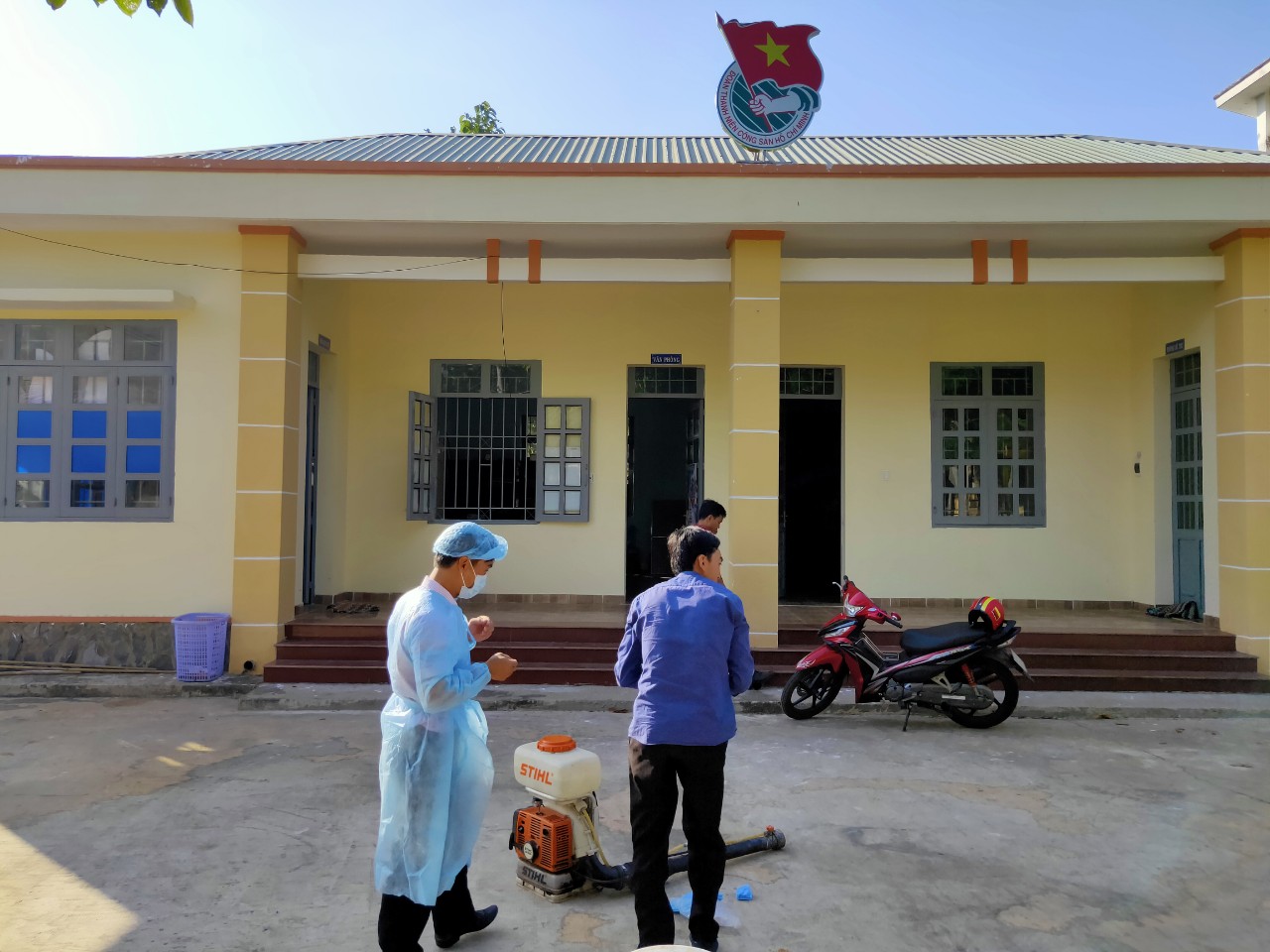 Đoàn viên thanh niên hỗ trợ cán bộ y tế huyện phun thuốc khử trùng tại trụ sở