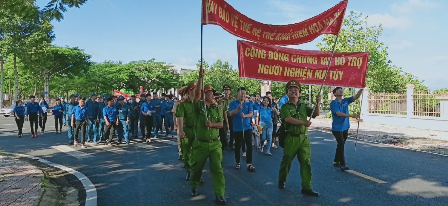 Đoàn viên huyện Bù Đốp ra quân tuyên truyền phòng chống Ma túy, chất kích thích