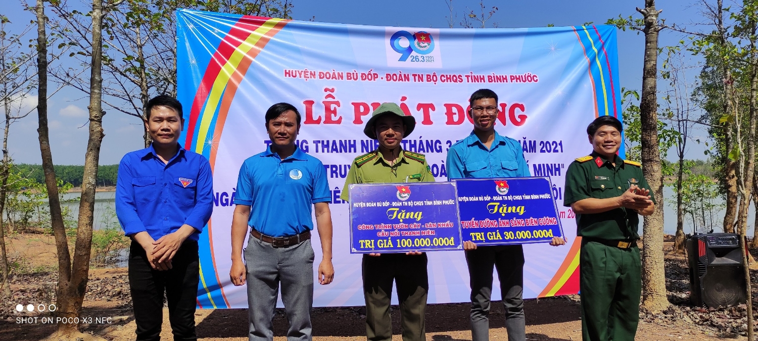 Đồng chí Hồ Bá Toàn - HUV, Bí thư huyện đoàn và đồng chí thiếu tá Bế Thanh Sơn - Trợ lý thanh niên Bộ CHQS tỉnh trao bảng công trình cho các đơn vị.