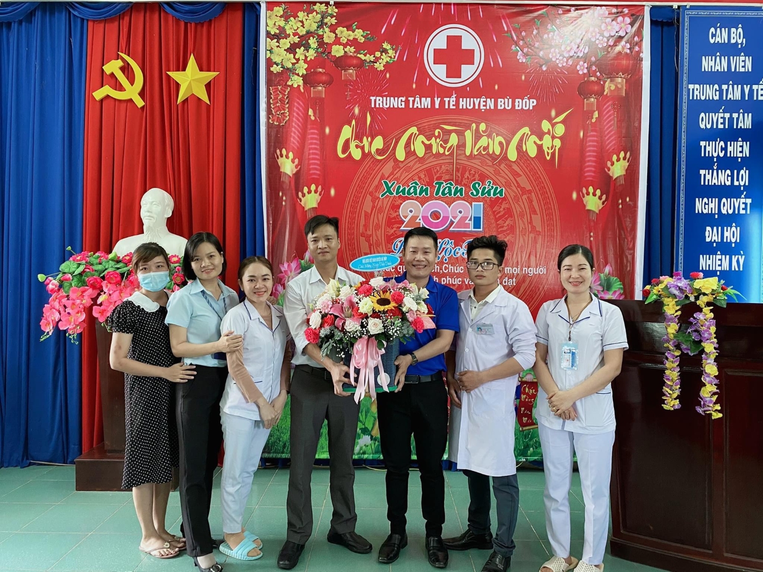 Đồng chí Tạ Minh Tâm - Phó Bí thư huyện đoàn, Chủ tịch Hội LHTN Việt Nam huyện tặng hoa CLB thầy thuốc trẻ