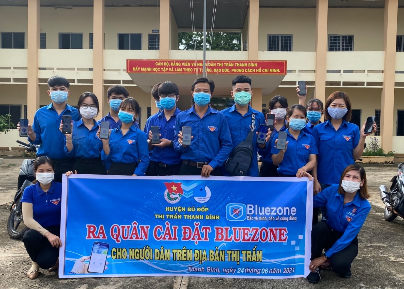 Huyện Đoàn – Hội LHTN Việt Nam huyện Bù Đốp: Ra quân tuần lễ cao điểm tuyên truyền vận động, hỗ trợ người dân cài đặt ứng dụng Bluezone.